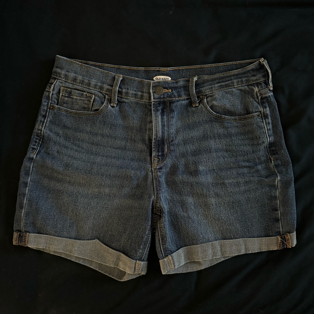 Old Navy mid-rise boyfriend 5” inseam jean shorts women’s 8 (M)